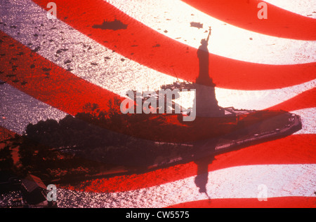 Statue of Liberty gesehen durch eine amerikanische Flagge, New York City, New York Stockfoto