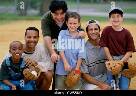 Drei Mitte Erwachsene Männer mit drei jungen lächelnd Stockfoto