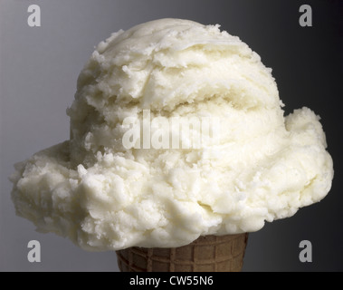 Nahaufnahme eines Kegels Vanille-Eis Stockfoto