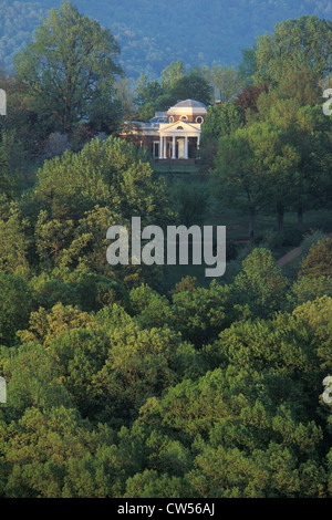 Lange Sicht von Jeffersons Monticello, Blick auf die West vorderen Kreisel Walk bei Sonnenuntergang, Charlottesville, Virginia Stockfoto