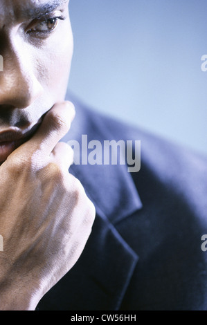Nahaufnahme eines Geschäftsmannes mit seiner Hand am Kinn Stockfoto