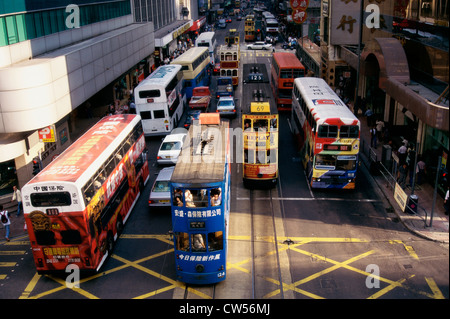 Erhöhte Ansicht der Verkehr auf einer Straße, Hong Kong, China Stockfoto