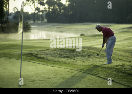 Senior woman Golf spielen Stockfoto