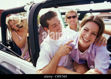 Junge Menschen in einem Auto sitzen Stockfoto