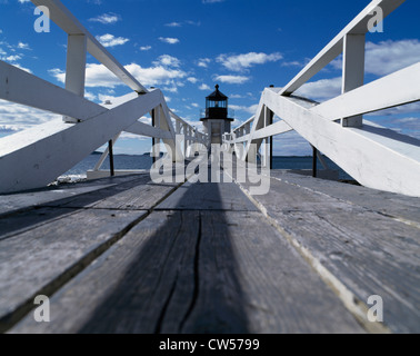 Holzsteg führt zu einem Leuchtturm, Marshall Point Lighthouse, Port Clyde, Maine, USA Stockfoto