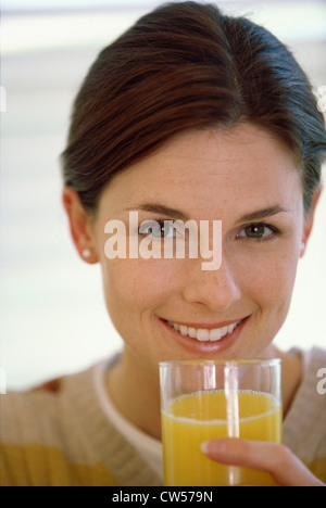 Nahaufnahme einer jungen Frau mit einem Glas Stockfoto