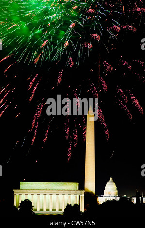 4. Juli-Feier mit Feuerwerk explodiert über Lincoln Memorial Washington Monument und dem US Capitol Washington D.C. Stockfoto