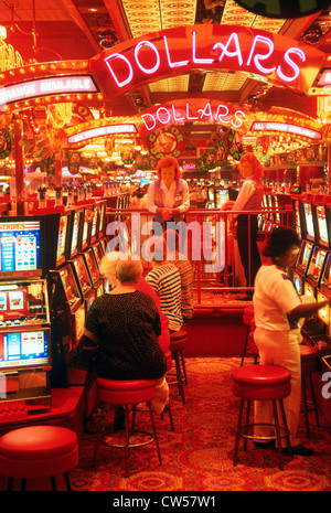 Dollar in Neonlicht auf Casino-Lobby beleuchtet Stockfoto