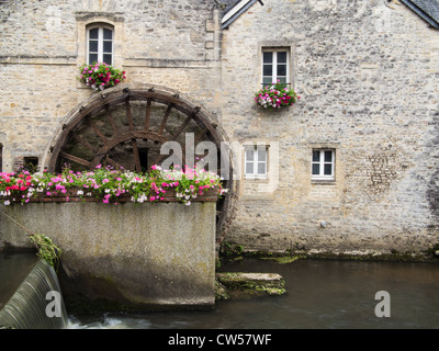 Ein Wasserrad am Fluss Aure in Bayeux, Normandie, Frankreich. Stockfoto