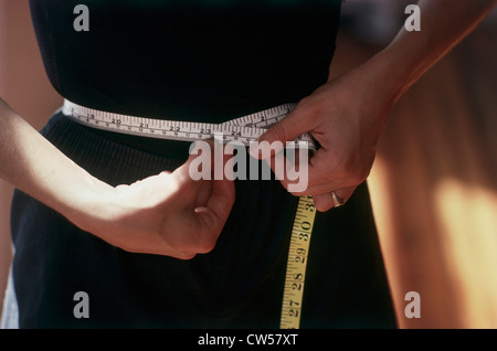 Mitte Schnittansicht einer Frau messen Sie ihre Taille Stockfoto