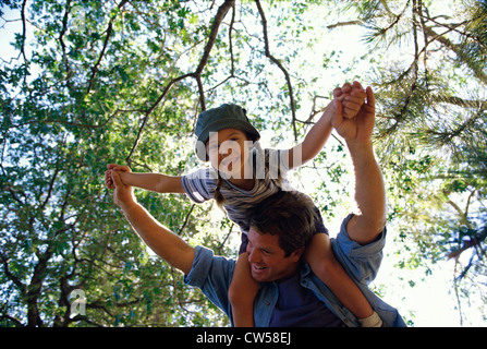 Porträt eines Vaters mit seiner Tochter auf den Schultern Stockfoto