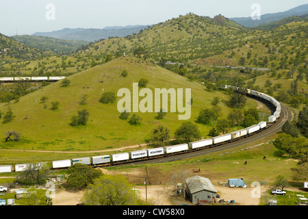 Die Tehachapi Zug Schleife in der Nähe von historischen Standort in Tehachapi Kalifornien Southern Pacific Railroad wo Güterzüge 77 gewinnen Stockfoto