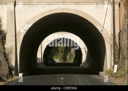 Landstraße führt zu einem Tunnel durch einen Berg auf der Autobahn 33 in Ojai, Ventura County, California Stockfoto