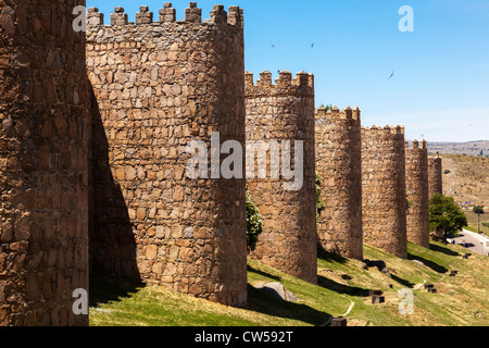 Die Befestigung der mittelalterlichen Stadtmauer von Avila unter einem strahlend blauen Himmel, Kastilien und León, Spanien, Europa. Stockfoto