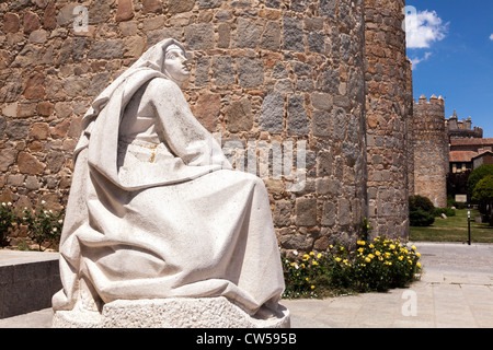 Statue der Heiligen Teresa von Avila, von der Puerta del Alcazar, Ávila, Kastilien und León, Spanien, Europa. Stockfoto