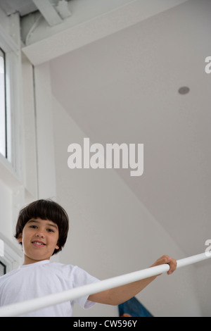 Niedrigen Winkel Ansicht eines jungen stehen und Lächeln Stockfoto