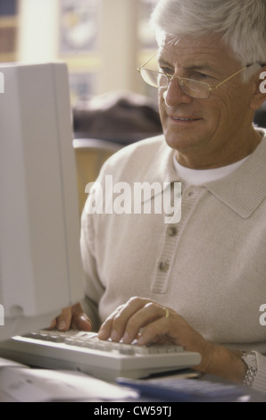 Ältere Menschen mit Hilfe eines Computers Stockfoto