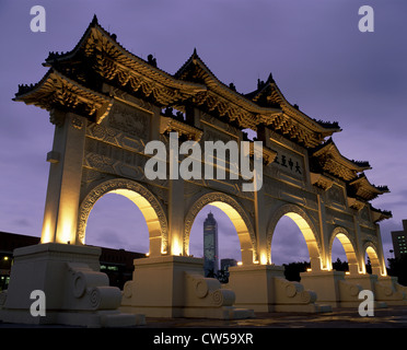 Niedrigen Winkel Blick auf Chiang Kai-Shek Memorial Arch, Taipei, Taiwan Stockfoto