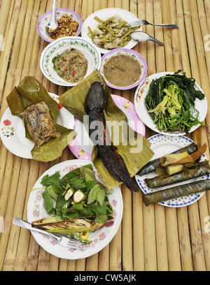 traditionellen Isaan Speisen Isaan übrigens (Gemüse, würzige Dips und Katze Fisch Bbq in Bananenblätter gewickelt) Stockfoto