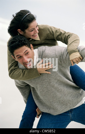 Nahaufnahme einer jungen Frau Reiten Huckepack auf einem jungen Mann Stockfoto