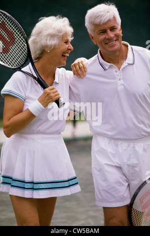 Älteres Paar zu Fuß auf einem Tennisplatz Stockfoto