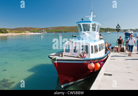 Urlauber am Kirche Kai auf Bryher Isles of Scilly West Of England aussteigen Stockfoto