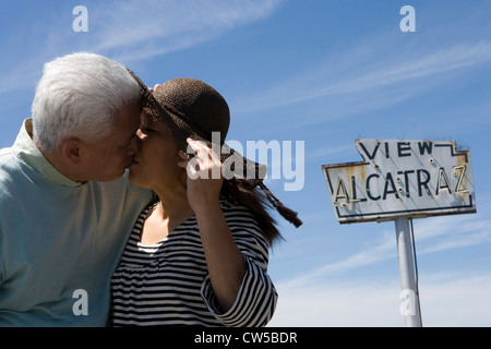 Niedrigen Winkel Blick auf ein älteres Paar küssen einander, San Francisco, Kalifornien, USA Stockfoto