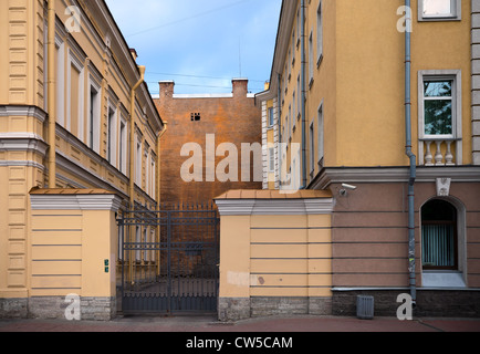 Gewöhnliche geschlossenes Quadrat der Wohnhäuser in der Altstadt von St. Petersburg, Russland Stockfoto