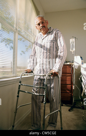 Porträt eines senior zu Fuß mit einer Gehhilfe Stockfoto