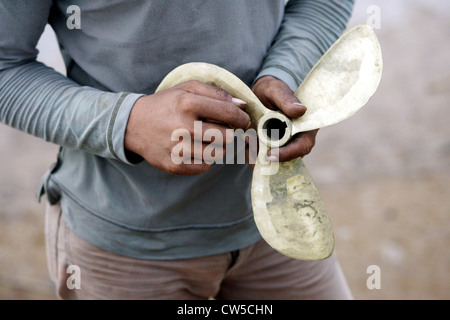 Held die Hände in einem Boot Propeller auf einem Fischerboot Stockfoto