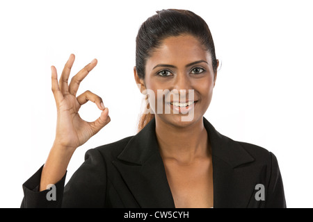 Gerne Asiatin OK Symbol mit der Hand zu tun. Isoliert auf weißem Hintergrund. Stockfoto
