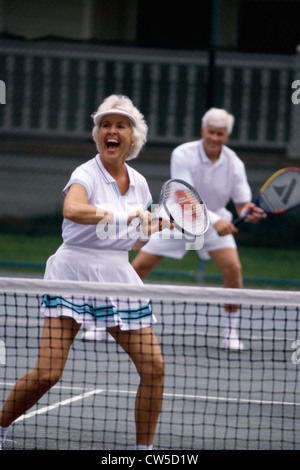Älteres Paar ein Mixed-Doppel Tennis Spiel Stockfoto