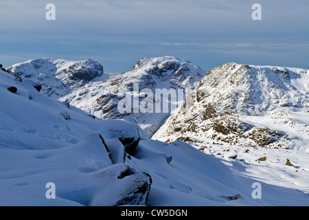Der Scafell Gruppe von Bowfell im Winter Stockfoto