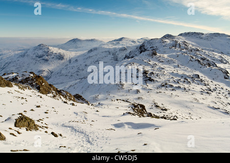 Die Crinkle Crags & Hecht von Blisko Nordwestgrat unter winterlichen Bedingungen auf die Abstiegsroute entnommen. Stockfoto