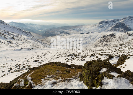 Eskdale vom Nordwestgrat im Winter mit einer Wetterfront, wodurch eine sichtbare Linie in den Himmel. Stockfoto