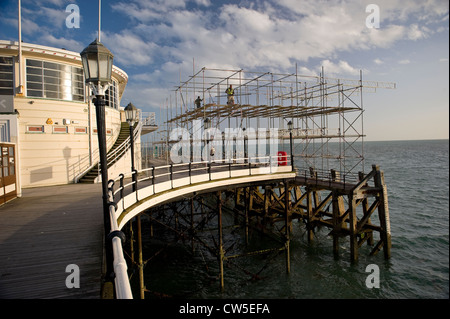 Vorbereitung auf den Worthing Birdman internationalen Wettbewerb auf Worthing Pier, West Sussex, UK Stockfoto