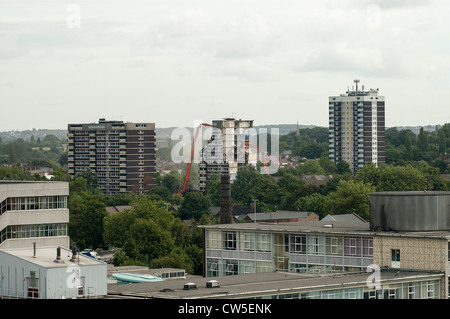 Hochhaus-Abriss mit schweren Maschinenpark, West Midlands Stockfoto