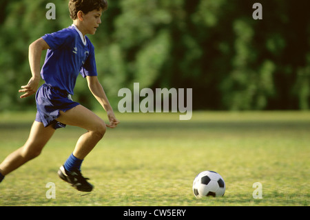 Jungen spielen Fußball in einem Fußballfeld Stockfoto