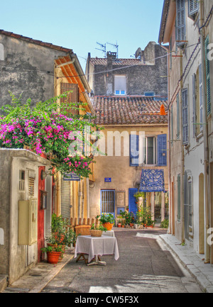 Die Fischerei Dorf von Cassis in der Provence: eine schmale Seitenstraße mit einer Tabelle Stockfoto