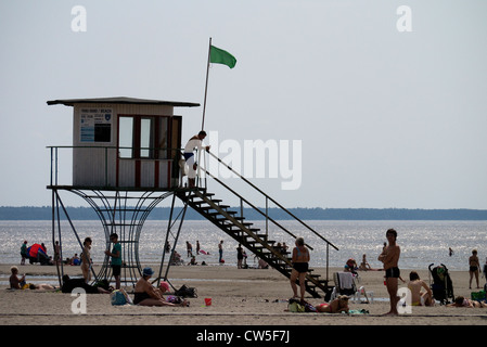 Wachturm der Rettungsschwimmer am Strand von Pärnu in Estland Stockfoto