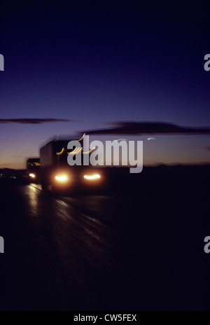 Semi-LKW auf der Straße Stockfoto