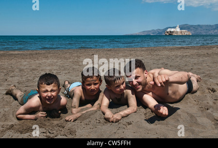 Vater und Söhne am Strand in Al Hoceima, Marokko Stockfoto