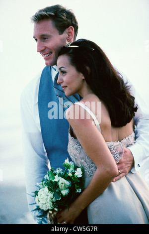 Umarmen ihre Braut Bräutigam Stockfoto