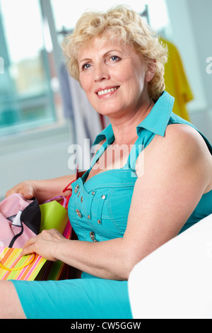 Porträt der mittlere gealterte Frau beiseite Stockfoto