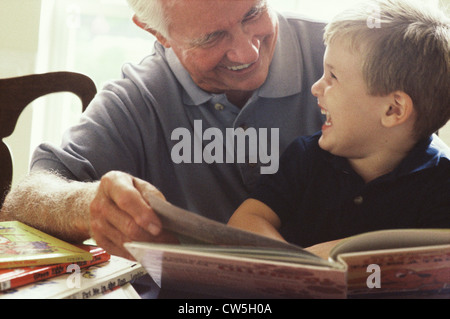 Nahaufnahme eines älteren Mannes zu seinem Enkel lesen Stockfoto