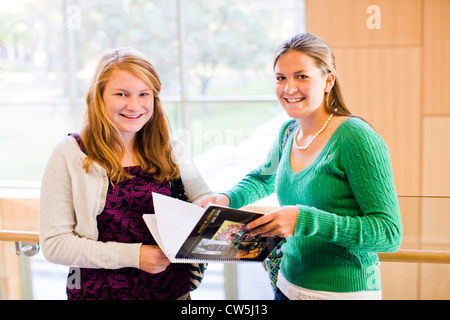 Zwei Studenten, ein Buch zu lesen Stockfoto
