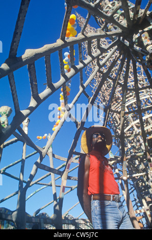 Afrikanische amerikanische Mann posiert mit Watts Towers, 20. Jahrestag der Unruhen 1965, Los Angeles, Kalifornien Stockfoto