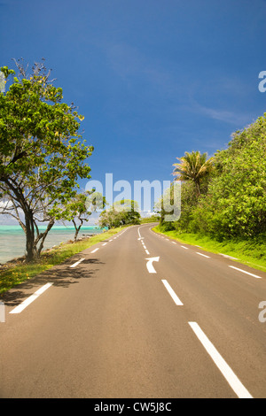Straße entlang dem Meer, Moorea, Tahiti, Französisch-Polynesien Stockfoto