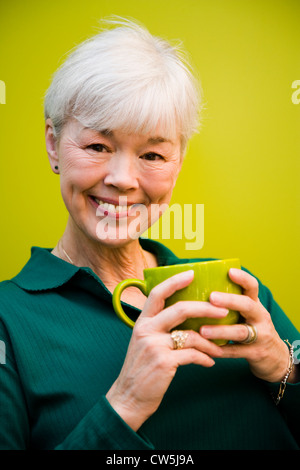 Porträt einer Frau mit einer Tasse Kaffee Stockfoto