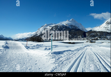 Surlej - Winterlandschaft im Engadin auf Lej da Silvaplana Stockfoto